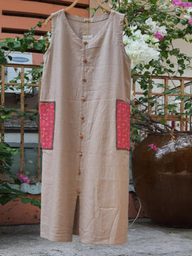 ĐẦM LINEN THIẾT KẾ NÚT GIỮA, HAI TÚI PHỐI HOA NHÍ GAM ĐỎ FIMM