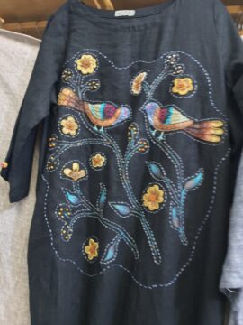 Đầm đen vẽ thêu chim hoa