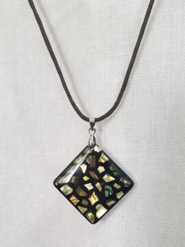 Vòng Dây Chuyền Đeo Cổ Hình Thoi Mặt Xà Cừ Ghép Ngủ Sắc Xanh Đen Ánh Kim